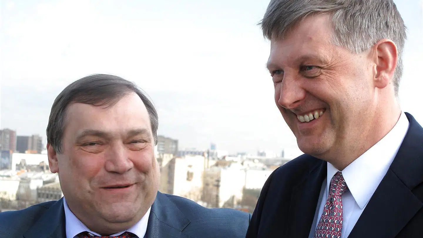 Sergay A. Emeliyanov, vicedirektør Gazprom, og Kurt Bligaard Pedersen, daværende koncernchef i DONG (nu Ørsted), indgik en aftale om russiske gasleverancer til Danmark fra 2011. I dag sidder han for bordenden i den britiske afdeling af energikæmpen.