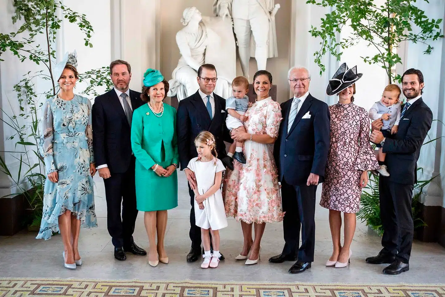 Den svenske kongefamilie samlet til kronprinsesse Victorias 40-årsfødselsdag i juli 2017. Fra venstre prinsesse Madeleine, Christopher O’Neill, dronning Silvia, prins Daniel, prinsesse Estelle, prins Oscar, kronprinsesse Victoria, kong Carl Gustaf, prinsesse Sofia, prins Alexander, prins Carl Philip. Arkivfoto: Christine Olsson/TT/Scanpix/Ritzau