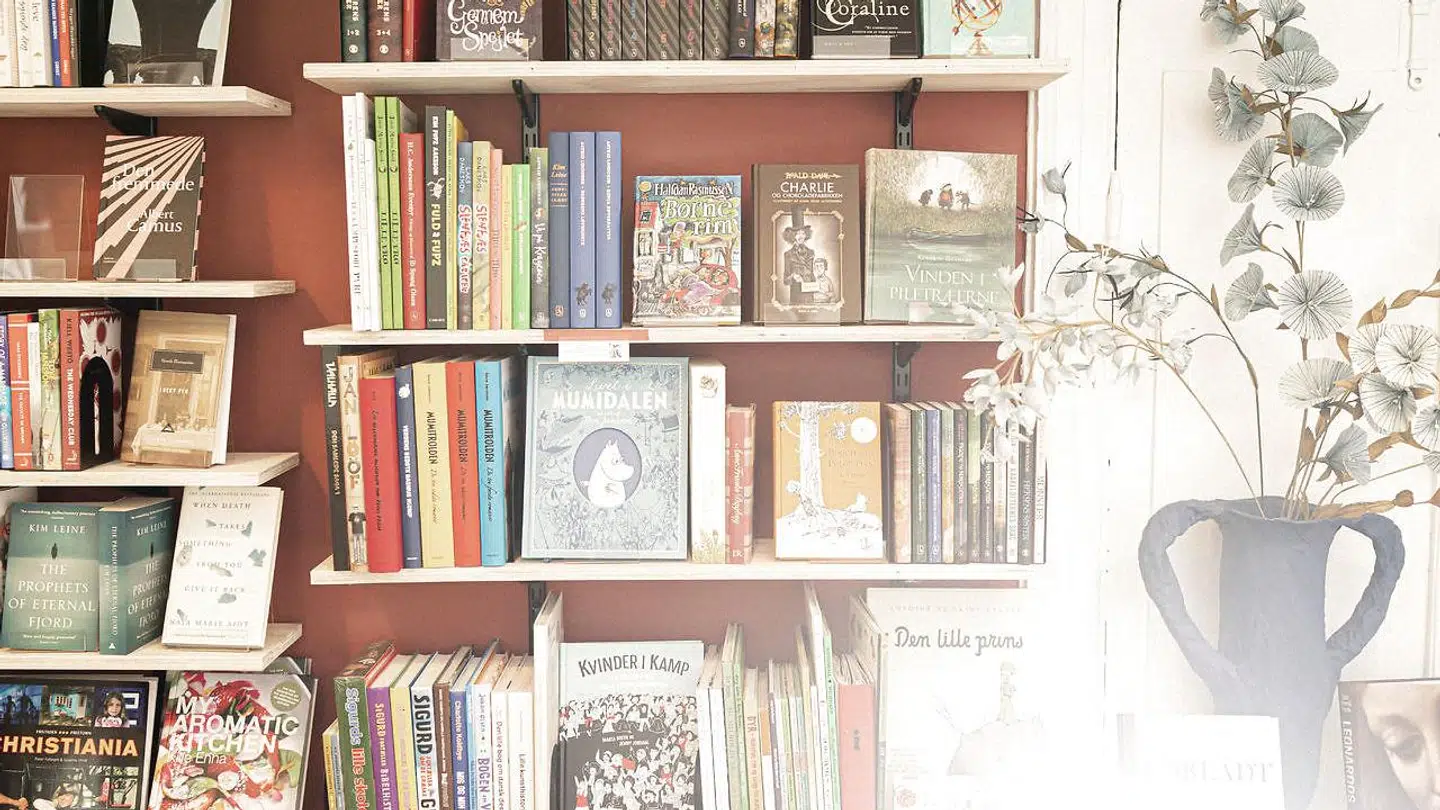 En ny national bogklub skal ifølge et radikalt forslag to gange om året udvælge skønlitterære bøger, som skal købes i stort oplag og uddeles gratis på landets biblioteker eller hos boghandlere. Her er det Brøg Litteraturbar i indre København, der kombinerer en boghandel med en spisebar.