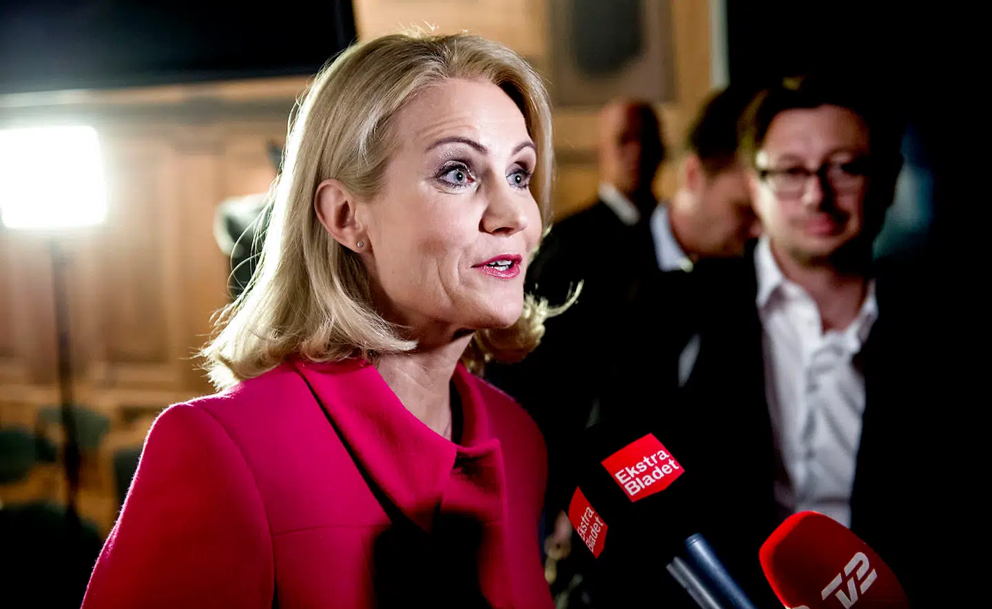 I syv år stod han lige bag Helle Thorning-Schmidt (S) og rådgav hende. Nu har piben fået en anden lyd, for Noa Redington (t.h.) har set sig sur på Socialdemokratiets smøleri, når det handler om at få normaliseret politikernes pensionsforhold.