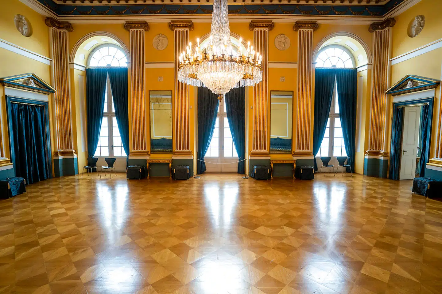 Blandt de visuelle højdepunkter i Christian VIII's Palæ er gallasalen på førstesalen eller beletagen. Den er udformet i nyklassicistisk stil af maleren og arkitekten Nicolai Abildgaard, der i 1770erne havde studeret antikken i Rom, inden han vendte tilbage til Danmark og blandt andet fik til opgave at male ti historiemalerier til Christiansborg, hvoraf de syv gik tabt under slottets brand. Efterfølgende fik han flere opgaver for Kongehuset, hvor udsmykningen af gallasalen er en af Abildgaards store bedrifter.