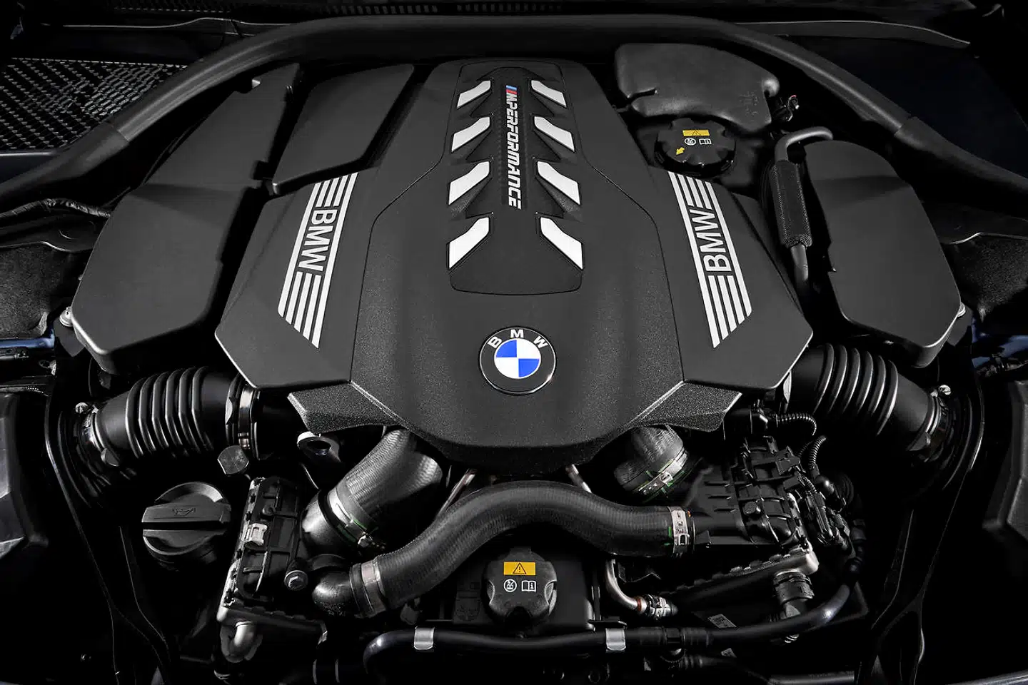 Motoren i M850i er en turbofodret 4,4-liters V8er på 530 hk. Senere følger en M8 med samme motor – dog tunet op til at yde 625 hk.