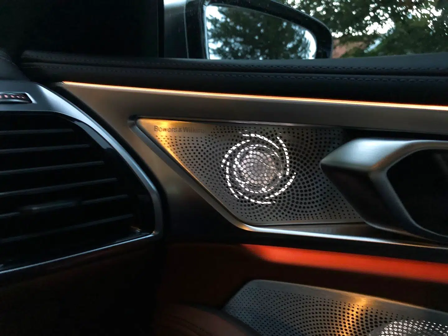 I Sport Plus indstillingen hjælpes motorlydsoplevelsen på vej af bilens højtalersystem. Det er effektfuldt på trods af den manglende autenticitet.