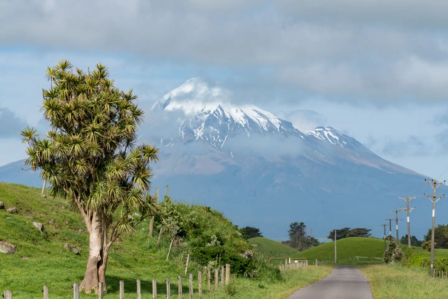 Den lettere vilde og bumlende biltur på en af New Zealands ældste veje går blandet andet forbi Mount Taranaki, der går for at være en af verdens mest symmetriske vulkaner. Det er næsten 400 år, siden den havde sit seneste større udbrud.