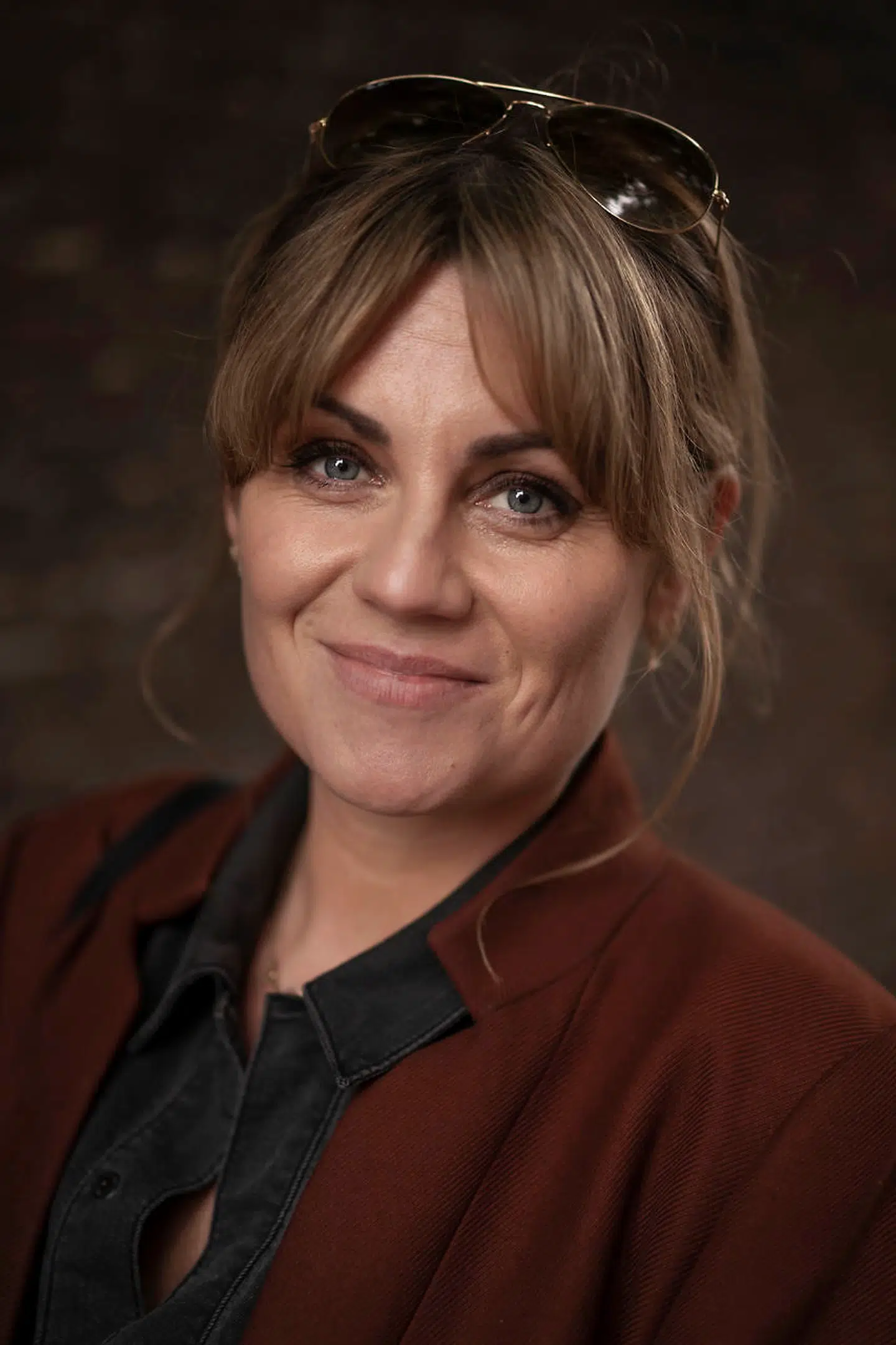 Karen-Helene Hjorth flyttede til København i 1997. Hun er opvokset i Nordjylland og har også boet i Odense, på Bornholm og i London.