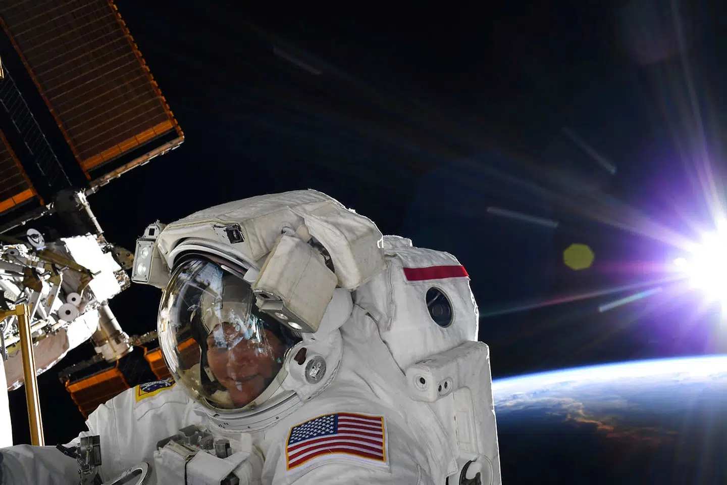 NASA-astronauten Anne McClain smiler bag visiret under sin rumvandring for et halvt år siden. Men måske ville smilet have været endnu bredere, hvis NASA havde haft styr på rumgarderoben, så hun kunne have haft følgeskab af sin kvindelige medastronaut.