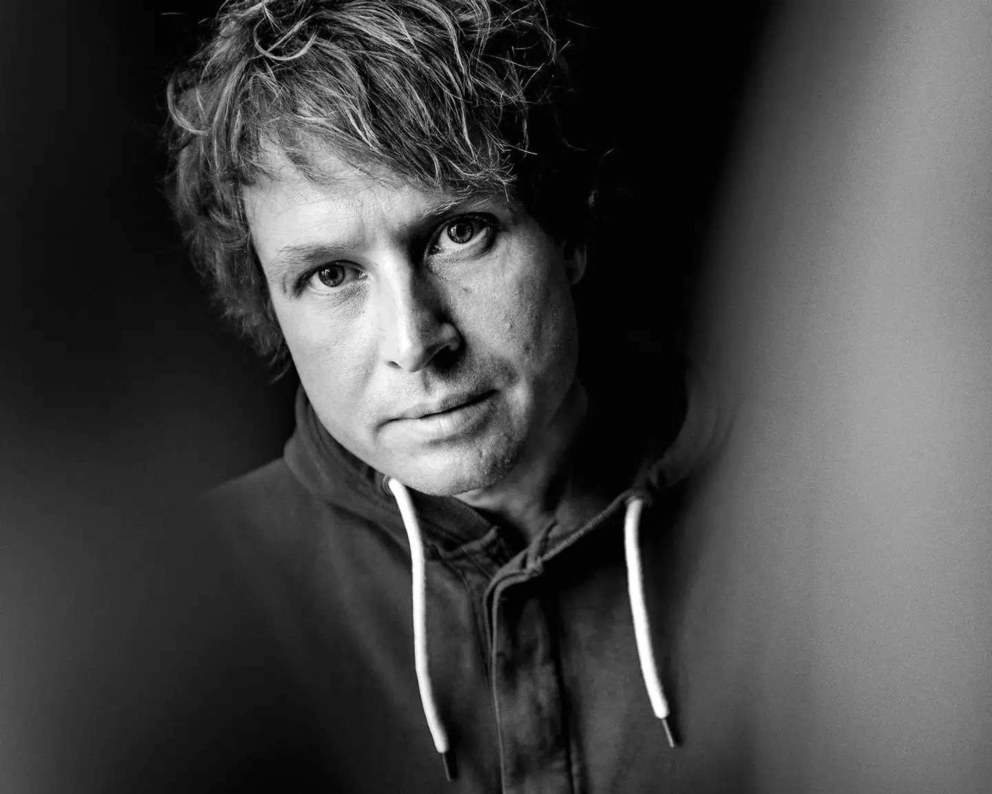 »Jeg blev drillet i skolen. Jeg skiftede tit skole. Jeg snittede grafik, fordi det gjorde man dengang i de miljøer, jeg gik i. Min far gjorde det også. Jeg kunne godt lide, når grafikkniven smuttede,« skriver Tomas Lagermand Lundme om, hvordan hans liv med selvskade tog sin begyndelse i barndommen.