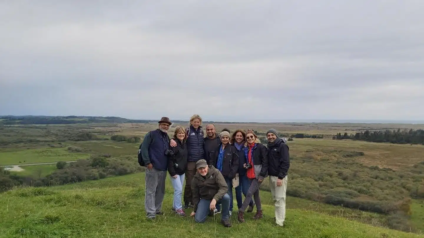 Første hold af amerikanske rejsebureauagenter er ankommet til Nordjylland, og de har allerede lært lidt om nordjysk humor. Det er Karin Gert Nielsen, der står som nummer tre fra venstre.