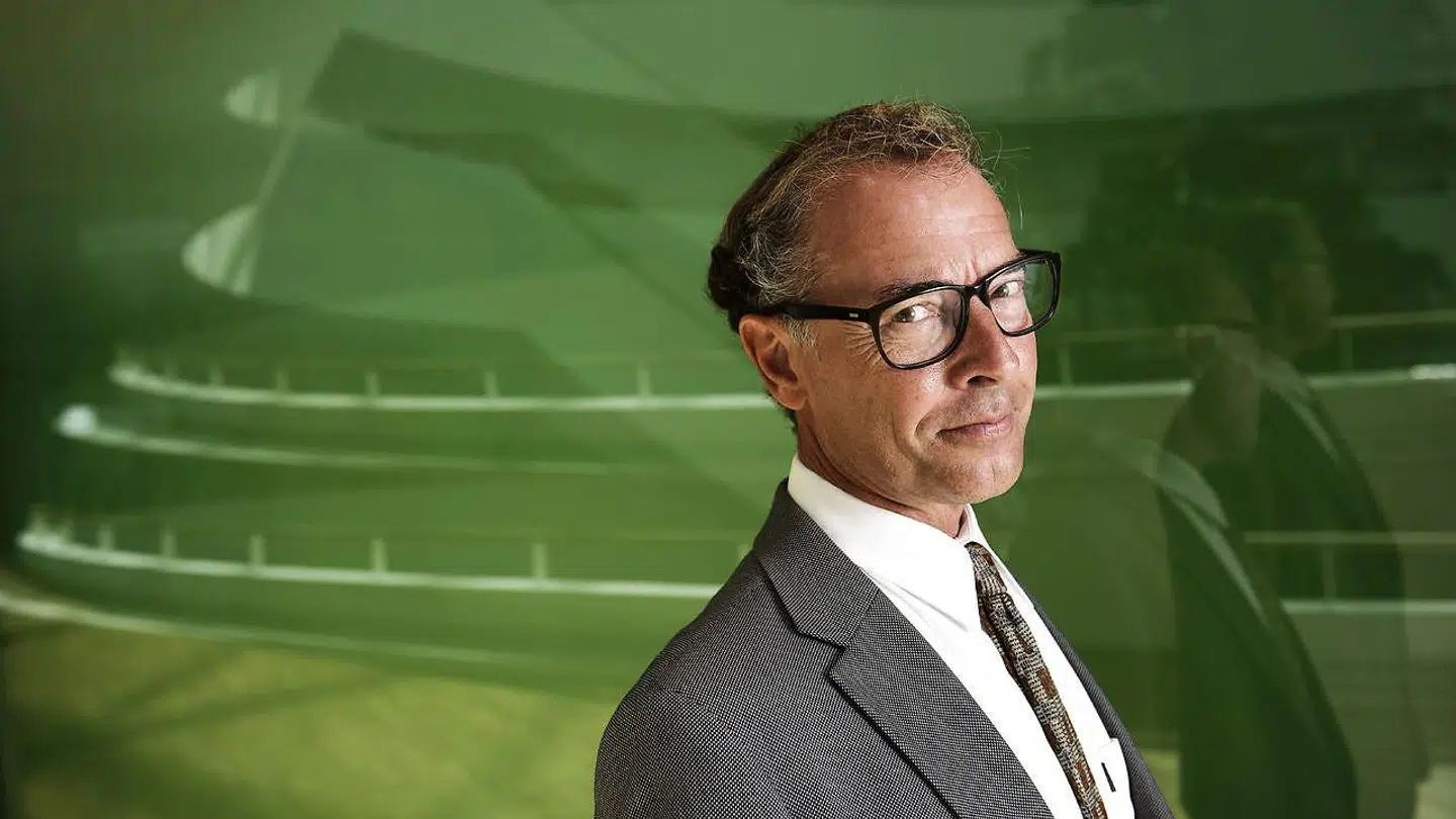 Mads Krogsgaard Thomsen har i 25 år været Novo Nordisks begejstrede forskningsspydspids, der med stor energi kaster sig ud i engagerede og til tider komplicerede forklaringer om alle herlighederne fra Novos laboratorier.