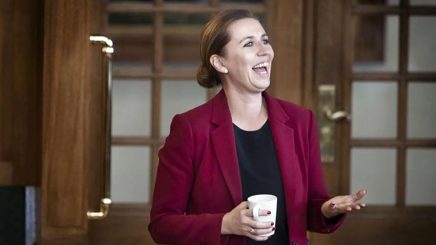 Torsdag åbnede Folketinget med mange timers debat mellem partierne. Mette Frederiksen var flere gange på talerstolen og på et tidspunkt, var emnet mindre alvorligt.