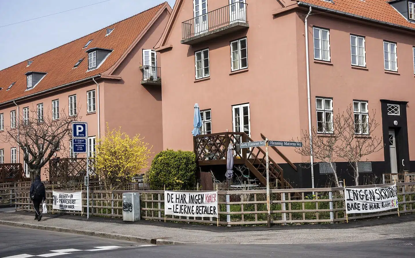 Beboerne i Den Sønderjyske By på Frederiksberg har gennem de seneste måneder hængt bannere med tekster som »DE HAR INGEN KVALER – LEJERNE BETALER« på deres huse for at gøre opmærksom på deres utilfredshed over den aftale, som Frederiksberg Kommune indgik med 360 North på vegne af Blackstone, der er en udenlandsk kapitalfond. I dag har 360 North oplyst, at aftalen er opløst grundet stridighederne mellem beboere og kommunen.