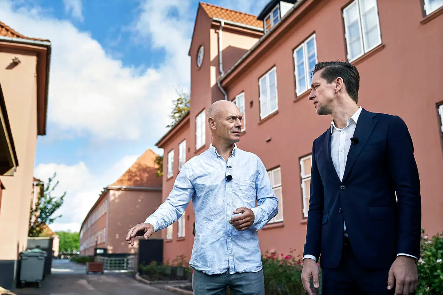Tilbage i september besøgte boligminister Kaare Dybvad Den Sønderjyske By og Svalegården, der begge ligger på Frederiksberg. Her taler boligministeren med beboerformanden for Den Sønderjyske By, Søren Berg, om konsekvenserne af den aftale som Frederiksberg Boligfond i 2018 indgik med 360 North, der handlede på vegne af den udenlandske kapitalfond Blackstone.