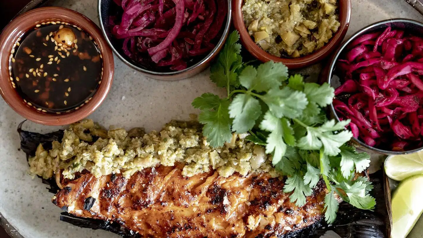 Restaurant Donda på Christianshavn er kraftigt inspireret af det mexicanske køkken og giver seriøst meget for pengene. Her er det rødfisk grillet og marineret i røget chiopotle-chili. Fisken og de fire toppings bruges som fyld i de lækreste smørtacos.