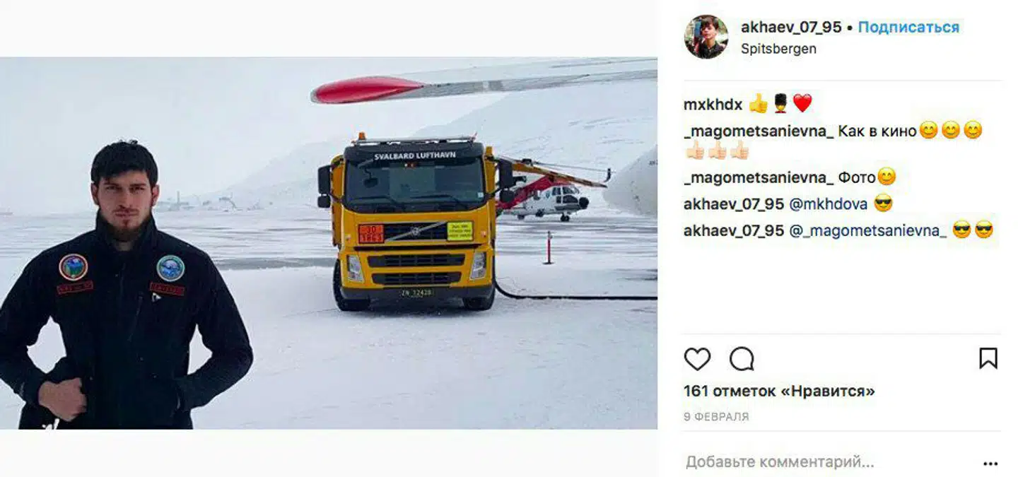 »Svalbard Lufthavn,« står der bag en person i uniform fra de russiske faldskærmstropper.