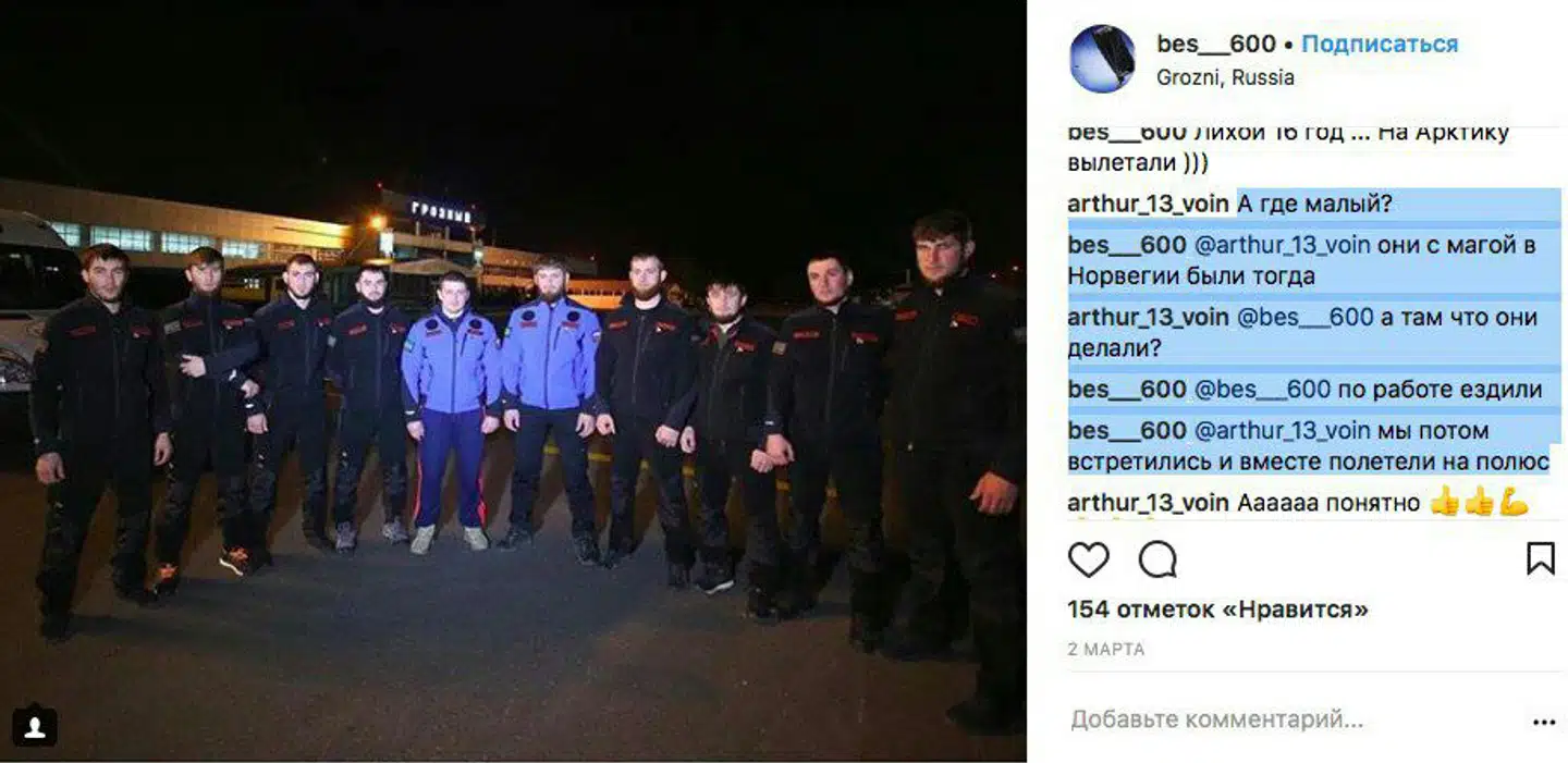 Tilsyneladende bekendte til en gruppe russiske elitesoldater fra Tjetjenien drøfter, hvor gruppen opholder sig. De er »i Norge«, lyder det. »Hvad lavede de der?« spørger en anden. De var »på tjenesterejse«, lyder svaret. »Forstået«.
