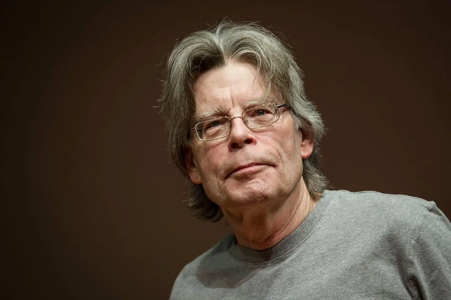 Stephen King sætter denne gang fokus på kampen melllem idealistiske unge og kyniske magthavere. Selv om Greta Thunberg først er trådt ind på verdensscenen efter, at Stephen King har skrevet »Anstalten«, der udkom på det engelsksprogede marked sidste år, er hun som taget ud af hans persongalleri.