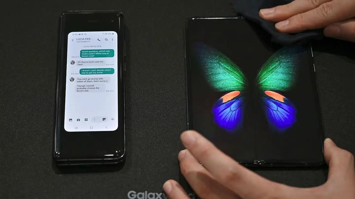 Sådan ser Galaxy Fold ud, når den er lukket sammen (til venstre), og når den er klappet ud. Der er altså skærme på begge sider af telefonen. Arkivfoto: Jung Yeon-je, AFP/Ritzau Scanpix