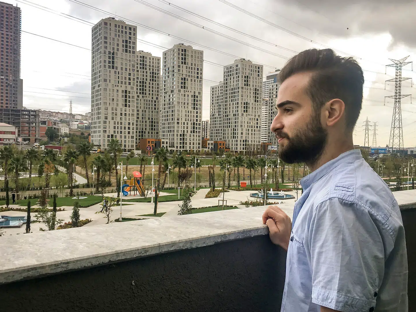 Molham Shwi havde et glimrende arbejde som lydtekniker på en TV-station i Istanbul og tænkte aldrig på at rejse videre til Europa. Men denne sommer har alt ændret sig for ham og Tyrkiets 3,6 millioner syriske flygtninge.