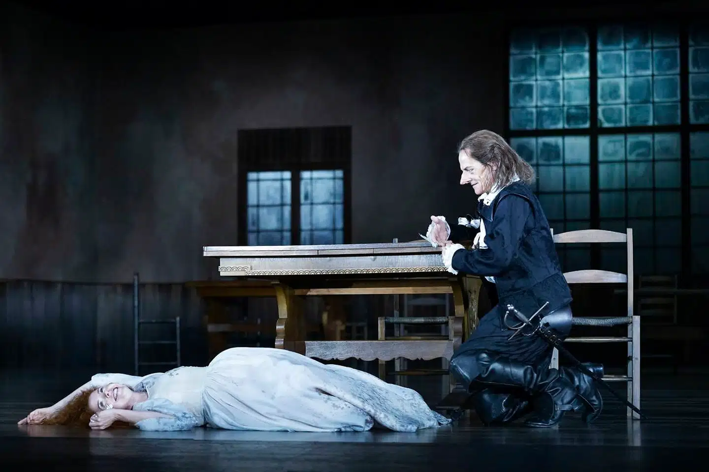 Kærlighed på afstand: Johanne Louise Schmidt og Olaf Johannessen i »Cyrano de Bergerac«.