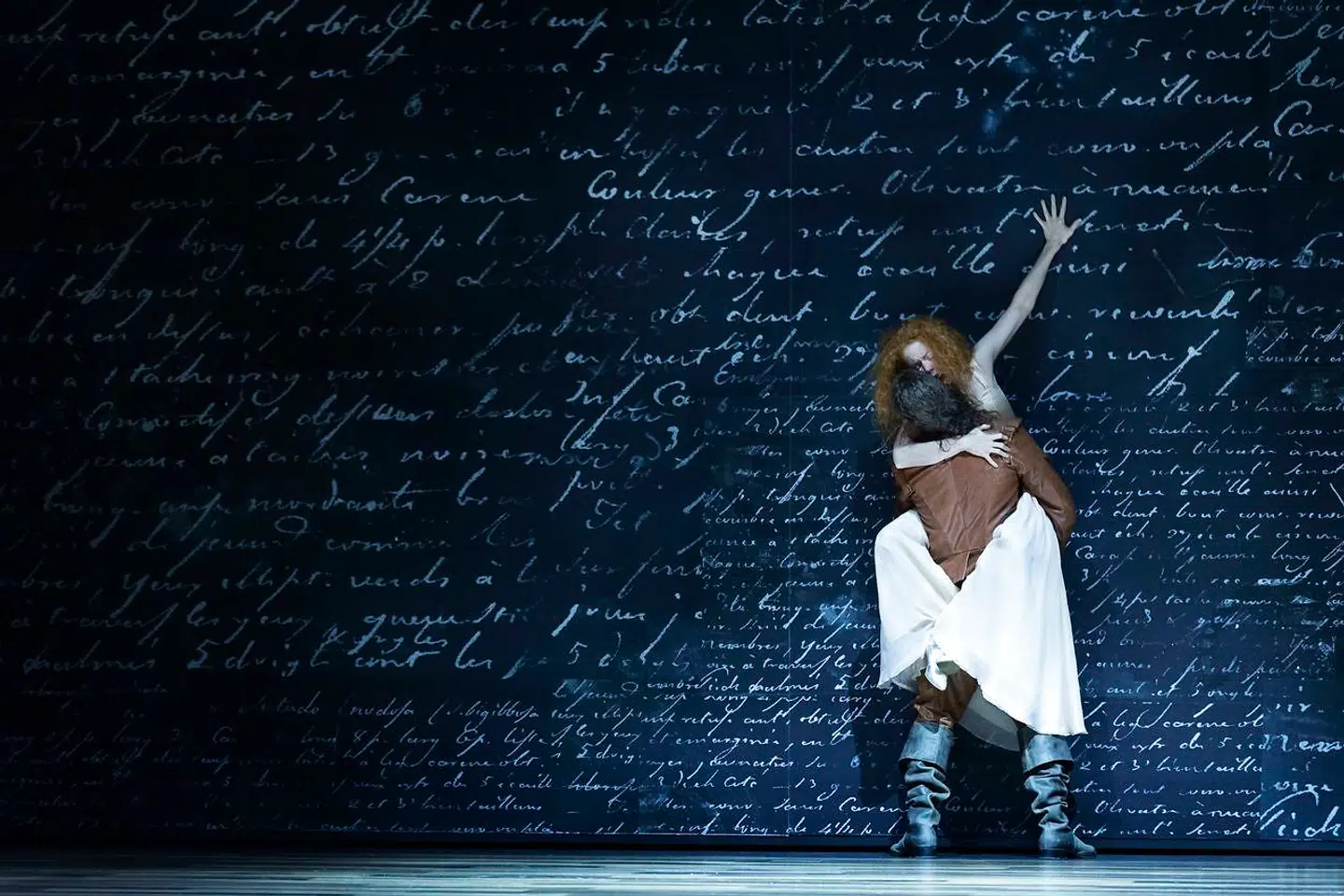 Den smukke musketer Christian (Alvin Olid Bursøe) når i mål – på baggrund af en andens ord. Her med Johanne Louise Scmidts Roxanne.