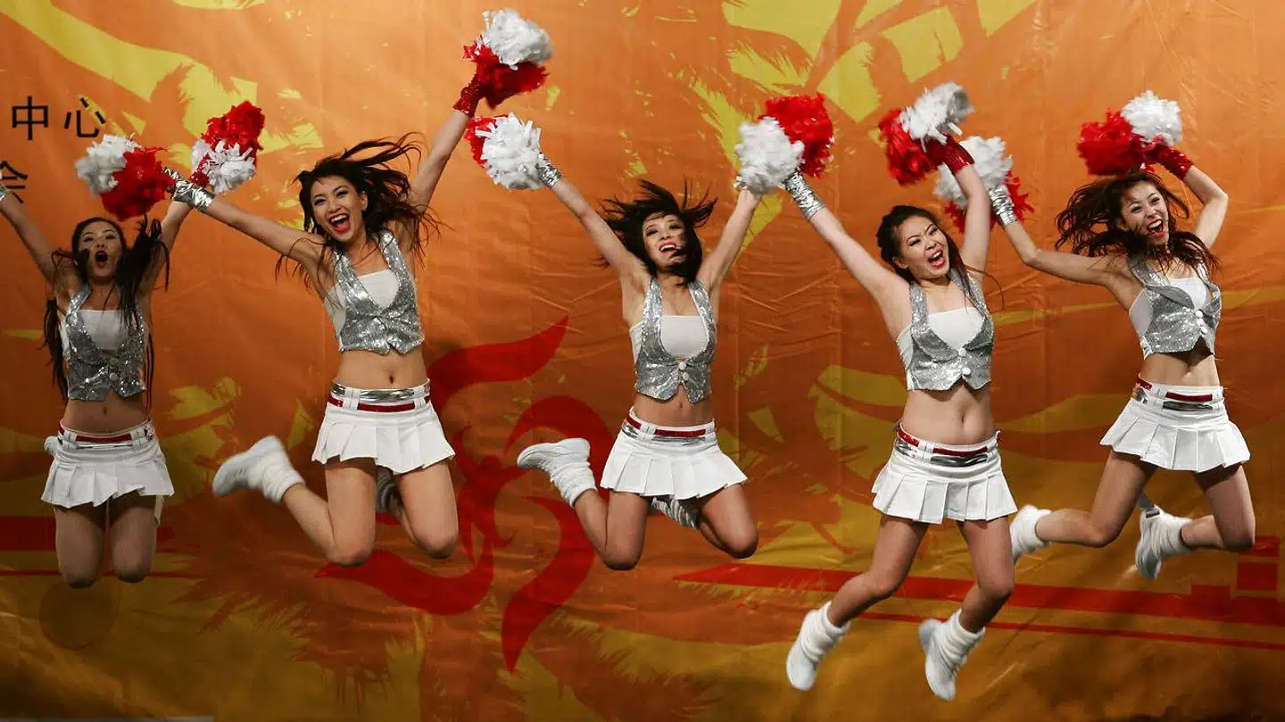 Cheerleaders konkurrerer om en plads ved åbningen af De Olympiske Lege i Beijing, 2008, der tændte en vild flamme af nationalisme i det meste af Kina. Nogle år efter udgav Yu Hua  »Kina i ti ord«