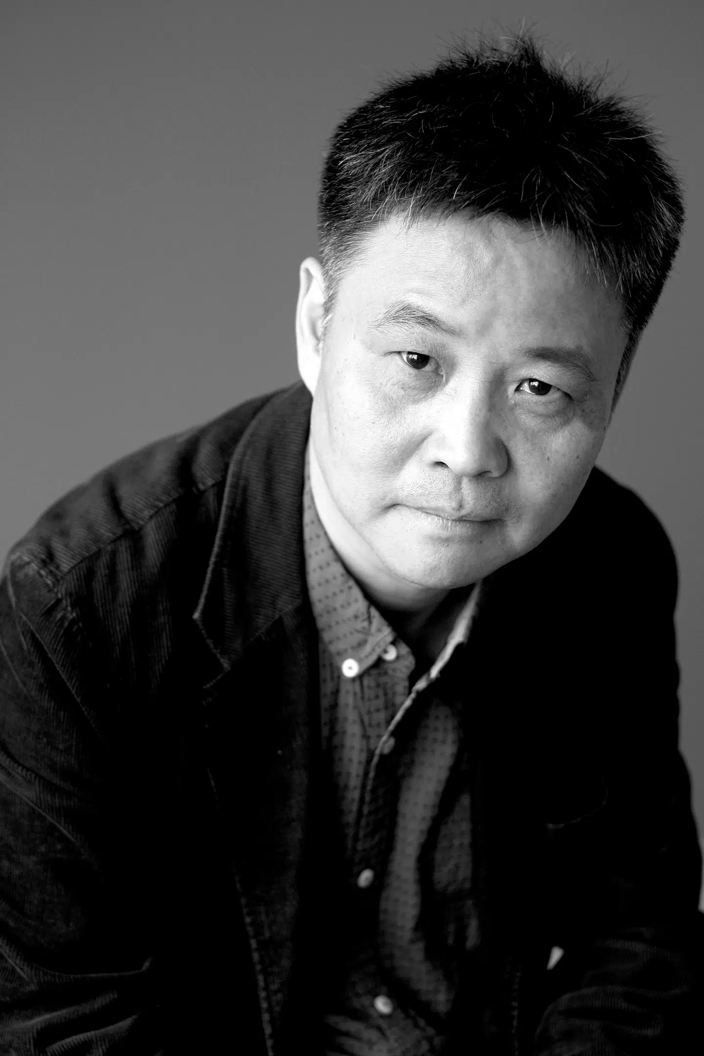 Yu Hua (f. 1960) begyndte sit arbejdsliv med at trække tænder ud på fattige bønder, men har haft mere succes som forfatter til flere moderne, kinesiske klassikere.