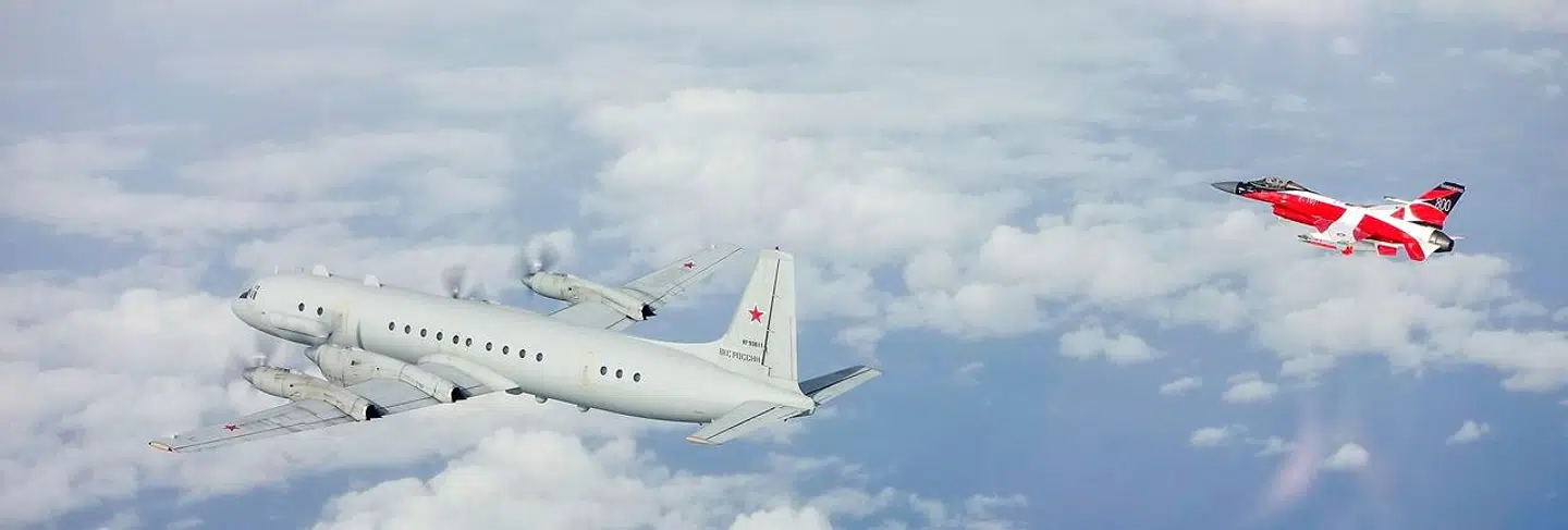 Det dannebrogsfarvede F-16 deltog mandag i det såkaldte afvisningsberedskab, der værner om suveræniteten i dansk luftrum. Flyet hilste rutinemæssigt på det russiske fly, som befandt sig på kanten af dansk luftrum.