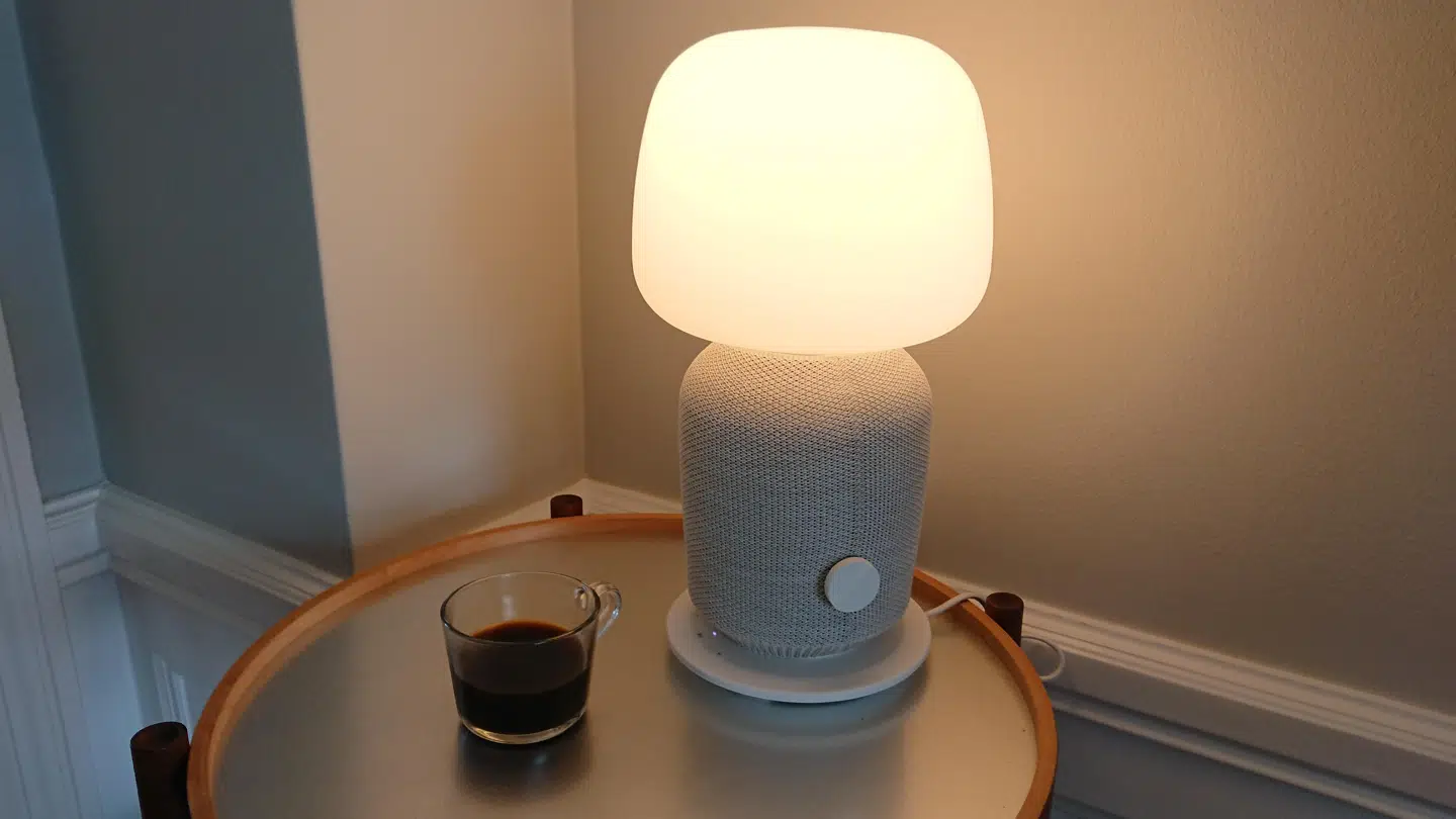 IKEA indgik før sommerferien samarbejde med højttalerproducenten Sonos, hvis højttaler er indbygget i denne bordlampe, som nu får selskab af andre smarte produkter til hjemmet.