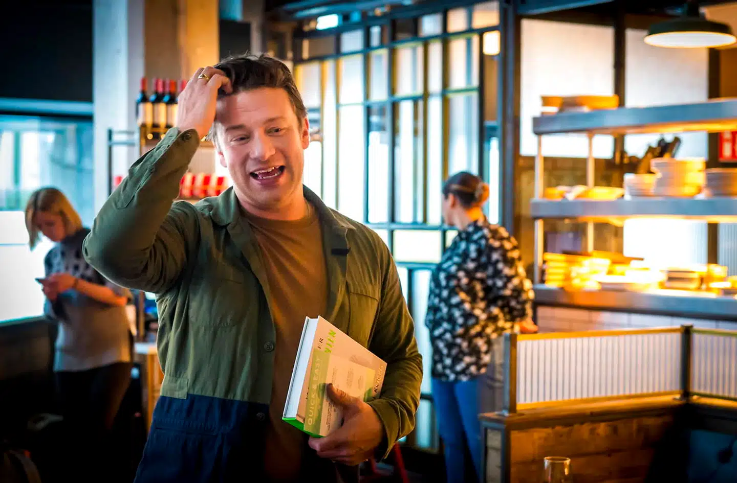 Jamie Oliver driver restauranter, udgiver kogebøger og optræder ofte på britisk TV. Nu er han kommet i vælten for at udbetale et stort udbytte til sig selv, kort før hans italienske restaurantkæde blev erklæret insolvent.