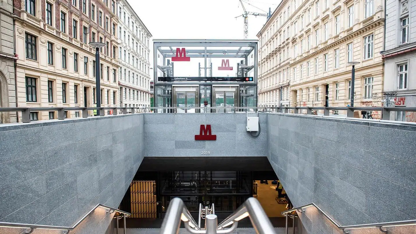 »Det er eksempelvis problematisk, at metroen er gravet ned, for så er der for meget af byrummet tilbage til biler. At metroen er bygget af cement, som har krævet CO2 at producere er tæt på rendyrket ondskab.«