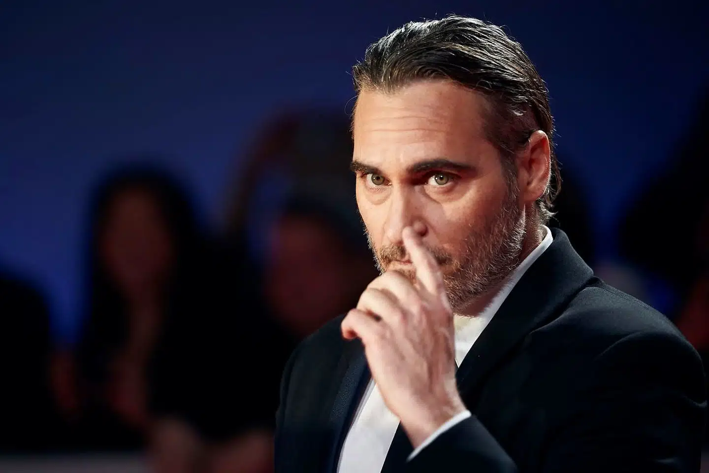 »Jeg havde mere sjov, end jeg nogensinde har haft på en film. Jeg har aldrig grinet så meget,« siger Joaquin Phoenix om rollen som »The Joker«. Men pårørende til folk, der blev skudt af en mand i 2012, kan ikke se morskaben.