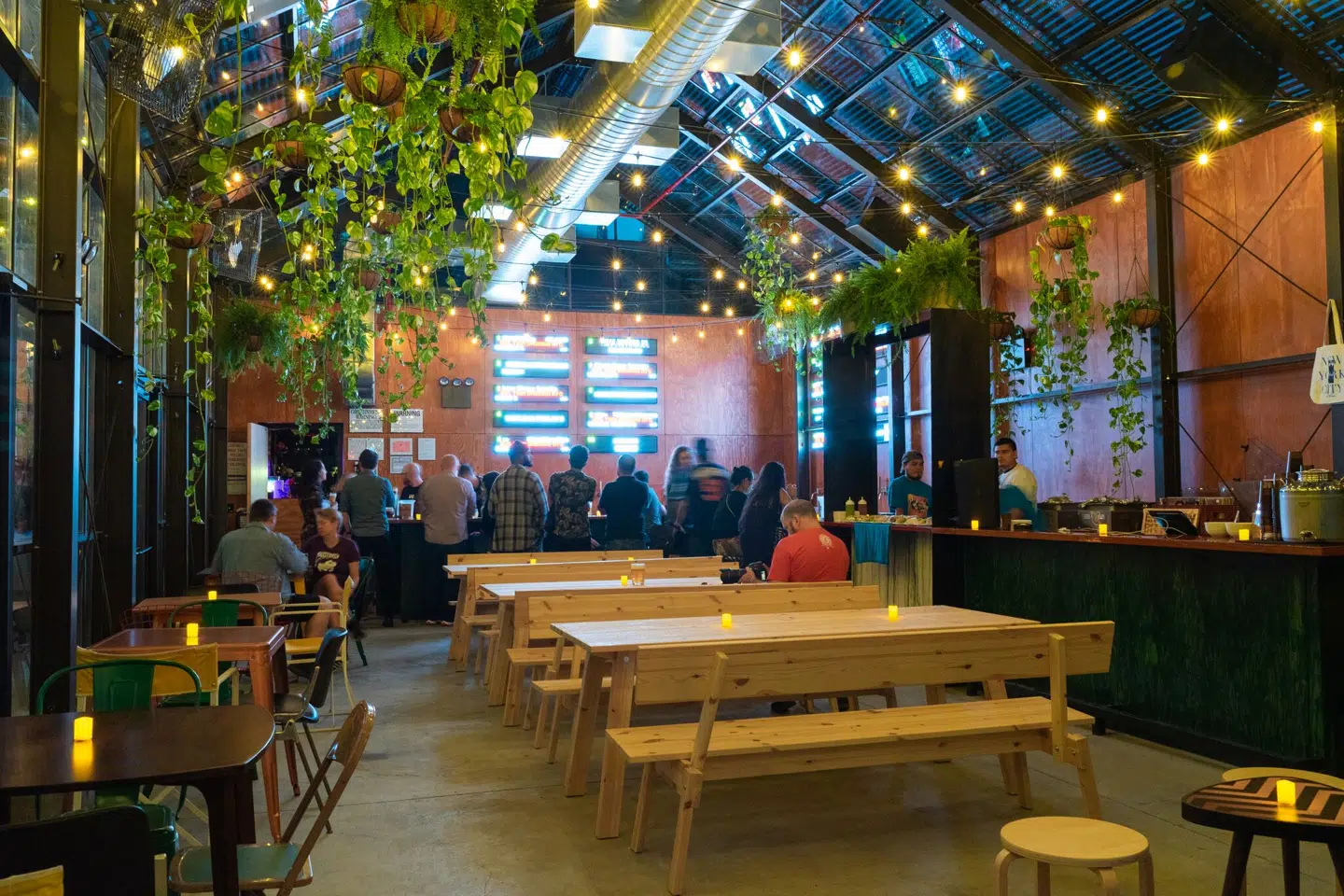 »Det er noget helt særligt at kunne sidde og drikke noget af verdens bedste øl i et drivhus under lyskæder og hængeplanter midt i New York,« lyder det fra Evil Twin.