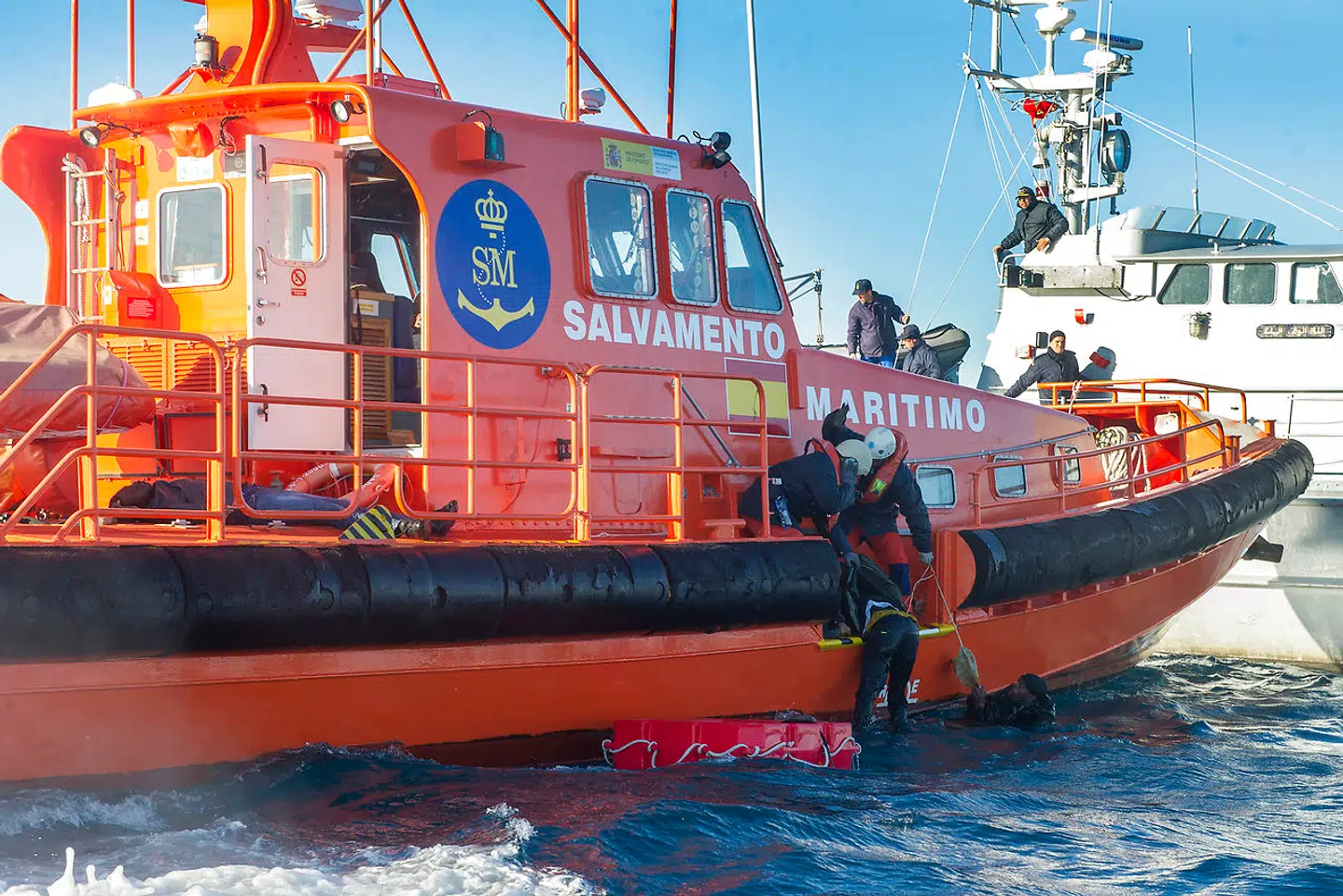 Indtil for nylig var det et særsyn, som her i 2012, at se marokkanske flådefartøjer samarbejde med den spanske kystvagt, når migranter i havsnød skulle reddes. Nu tager marokkanerne selv opgaven med at afpatruljere deres »search and rescue«-zone.