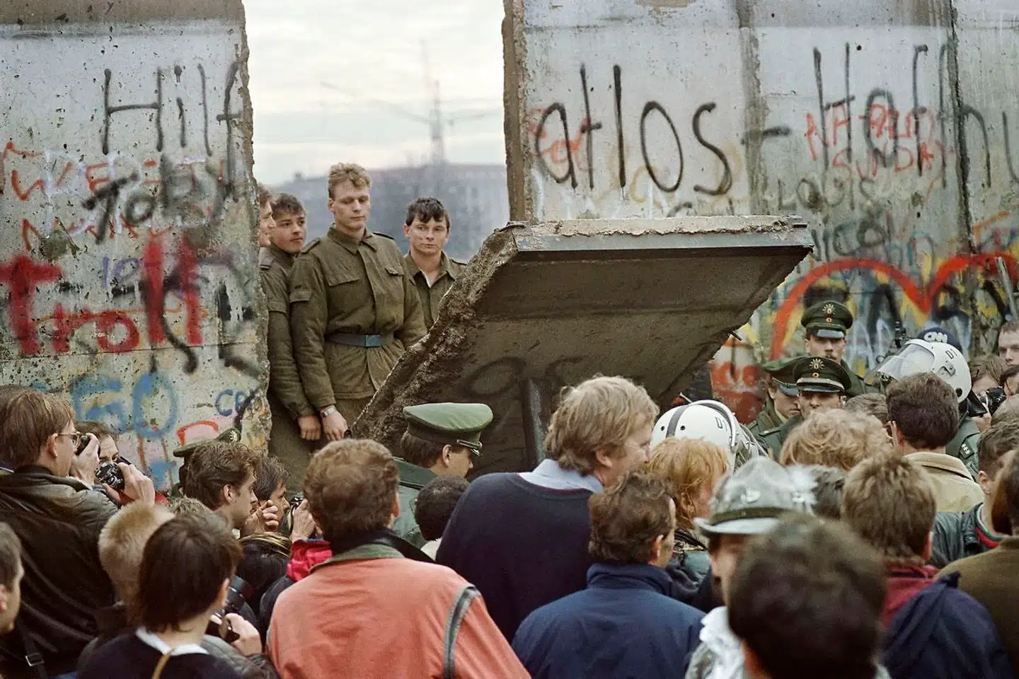 Der var ikke nogen plan for, hvordan Berlinmuren og jerntæppet i 1989 kunne afmonteres. I dag er det svært at forestille sig, at 1989 kunne være gået på en anden måde. Men i jubelåret var det flere gange ved at gå galt. Hvad var der f.eks. sket, hvis grænsevagten ved Bornholmer Strasse havde skudt på demonstranterne, og Sovjetunionen dermed var blevet tvunget til at gribe ind? Berlingskes Tysklandskorrespondent Lykke Friis har i 30 året for Murens fald skrevet en ny bog om det store europæiske revolutionsår.