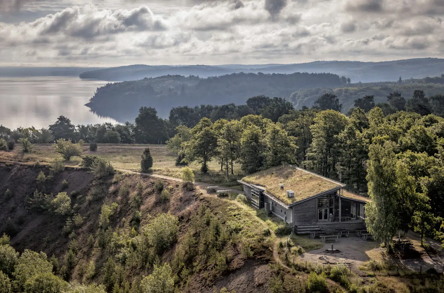 Med 21 skjulte skatte er der nok at lede efter med geocaching via GPS-modtager eller smartphone. Der er både serier til begyndere og de mere erfarne, og legen sikrer dig en fed naturoplevelse. (Foto: Per Pixel Petersson)