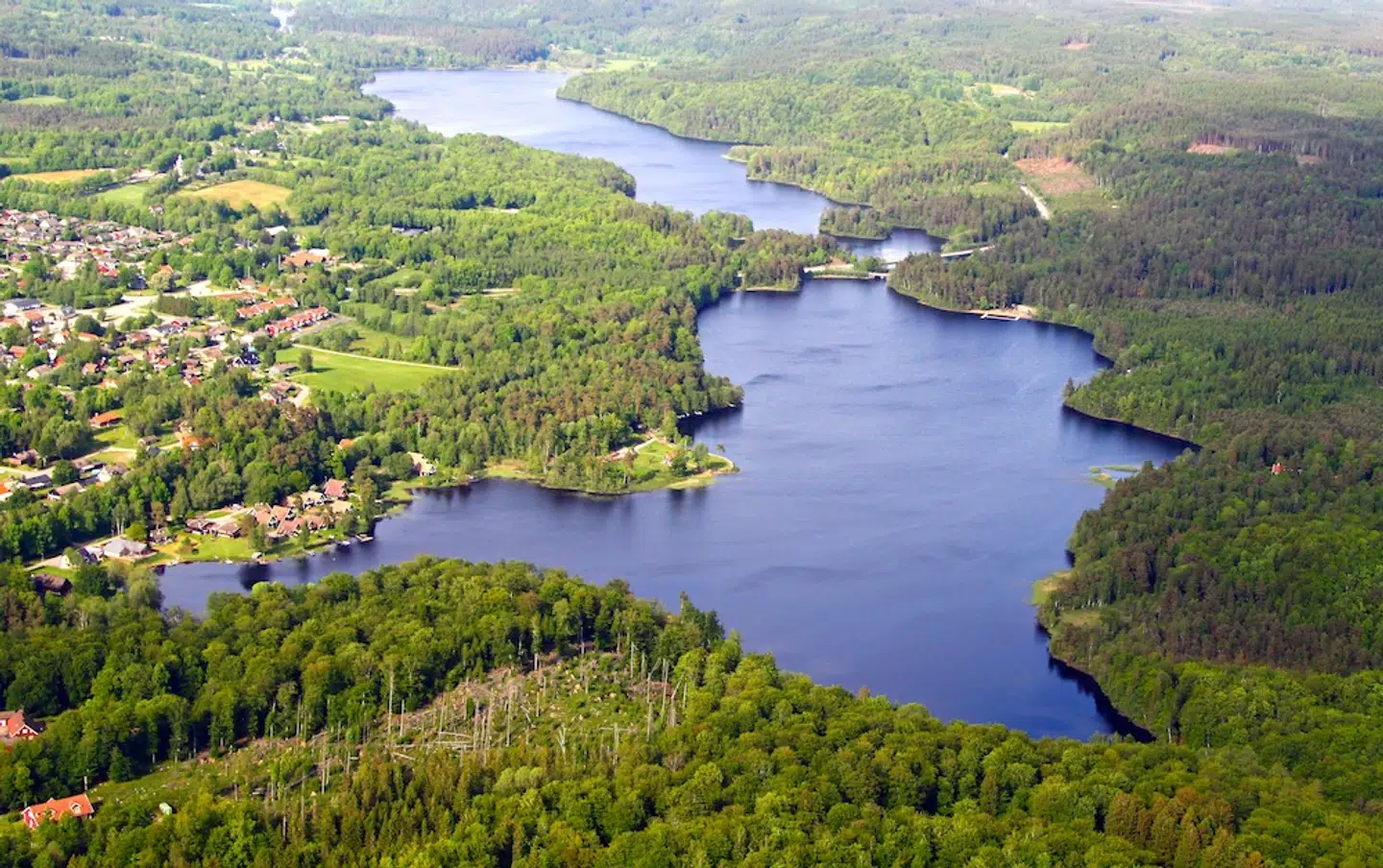 Du kan vandre, fiske, bade og i det hele taget boltre dig i naturen i Simlångsdalen. Gå f.eks. ind og se det imponerende vandfald Danska fall. (Foto: Visit Simlångsdalen)