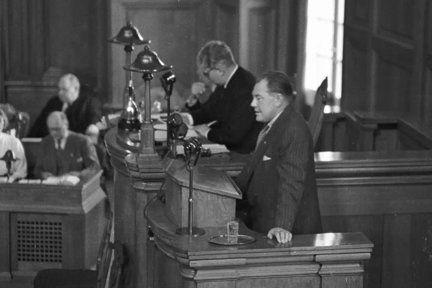 Hans Hedtoft på talerstolen i 1953. Dengang var talerne stadig meget tunge og præget af kancellisprog, som de færreste danskere rigtigt kunne forstå.