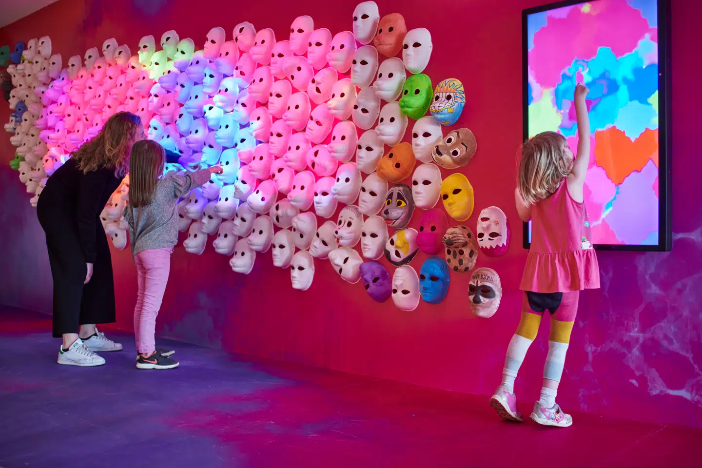 IKEA Museums udstilling om leg er opdelt i fem kategorier, de fem forskellige grunde til, at vi mennesker leger; det gør vi for at slappe af, skabe kontakt, udtrykke os, undslippe noget og for at udforske (Foto: IKEA Museum)