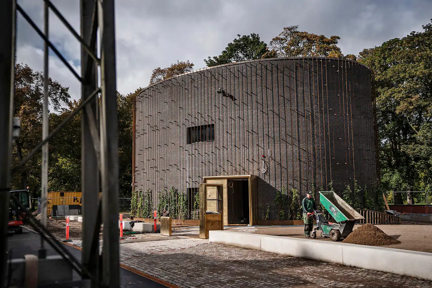 I fredags fik Nationalmuseet nøglerne til det nye Frihedsmuseet i Churchillparken i København. Nationalmuseet er langt fremme med planlægningen og produktionen af den nye udstilling om modstandskampen under besættelsen 1940-1945. Det meste af museet ligger under jorden. Her ses den del af bygningen, som skal tage imod museets gæster.