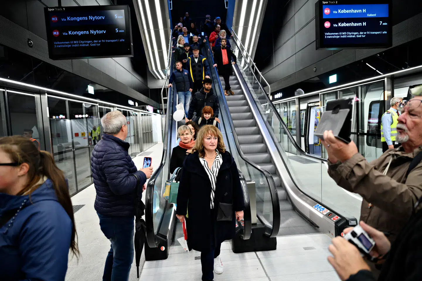 Folk strømmede ned i metroen for at få deres første tur, da den nye metro i København, Cityringen, søndag blev indviet.