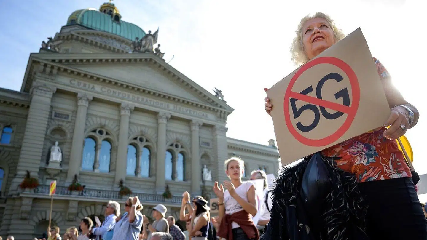 Flere steder har der været demonstrationer mod 5G-teknologien. Her ses demonstranter foran det schweiziske parlament i Bern 21. september. Arkivfoto: Fabrice Coffrini, AFP/Ritzau Scanpix