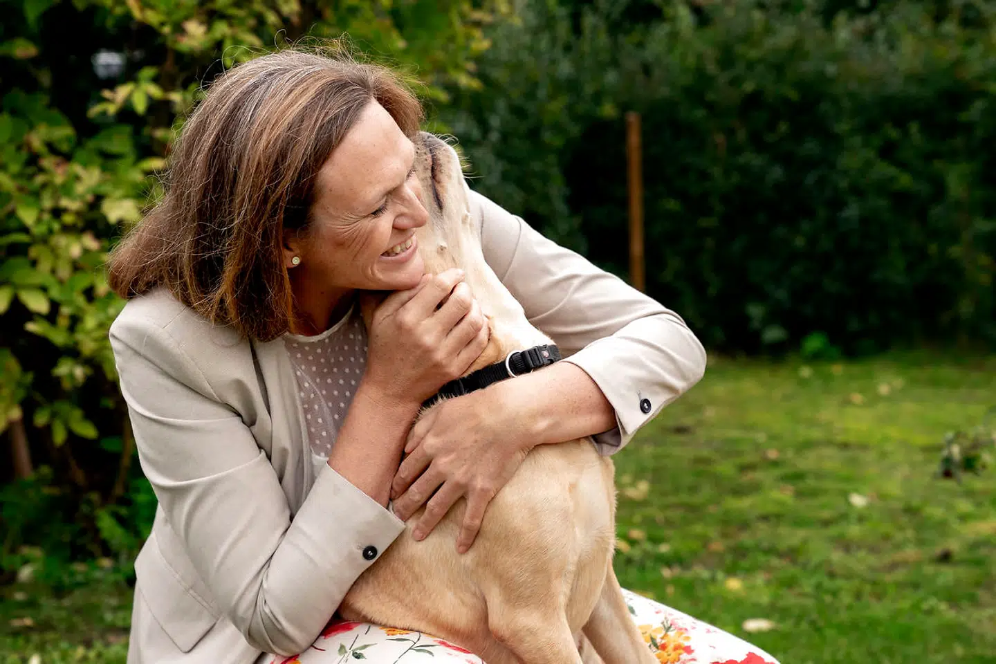 Fotografen foreslår, at Riisager og Molly optræder sammen på et par billeder: »Ok, men bliver det ikke sådan meget DF-agtigt« , spørger Riisager, mens hun ler.
