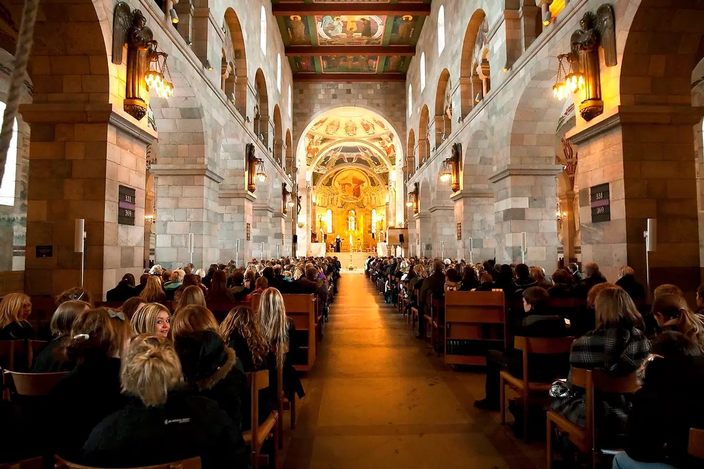 »Jeg er ikke troende, men jeg anerkender, at det kristne moralsystem.«, siger Merete Riisager. Gudstjeneste i Viborg domkirke.