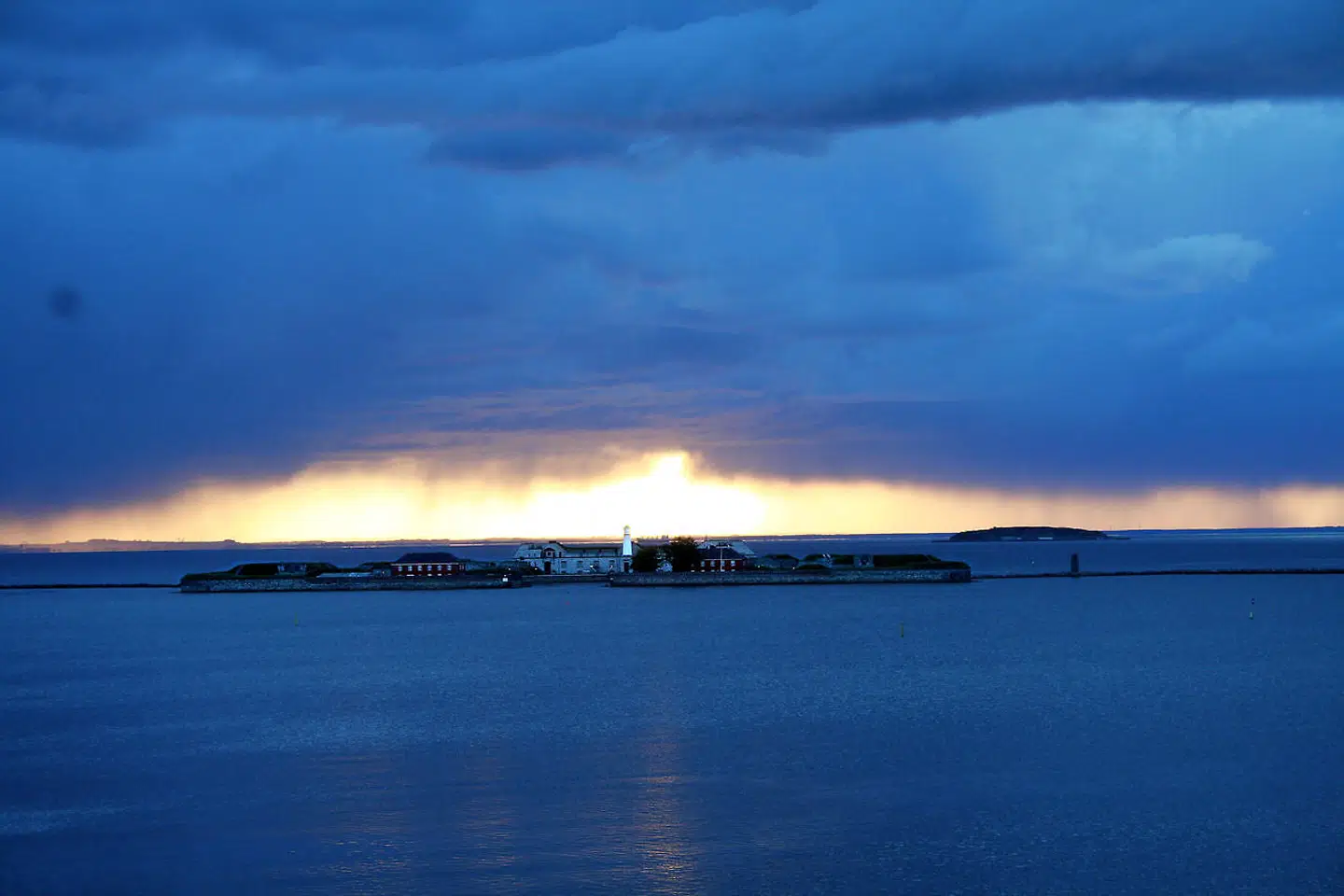 Solopgang over Trekroner og Middelgrundfortet i Øresund, tidlig morgen.