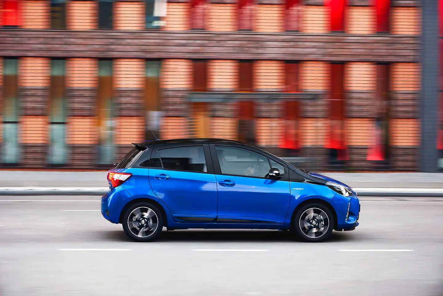 Toyota Yaris Hybrid er en regulær hybrid med en elmotor, der kan drive bilen ved egen kraft. Hybridbilerne kan som oftest kører et par kilometer på ren eldrift, og især i bytrafik leverer de miljøgevinster for skillingerne.