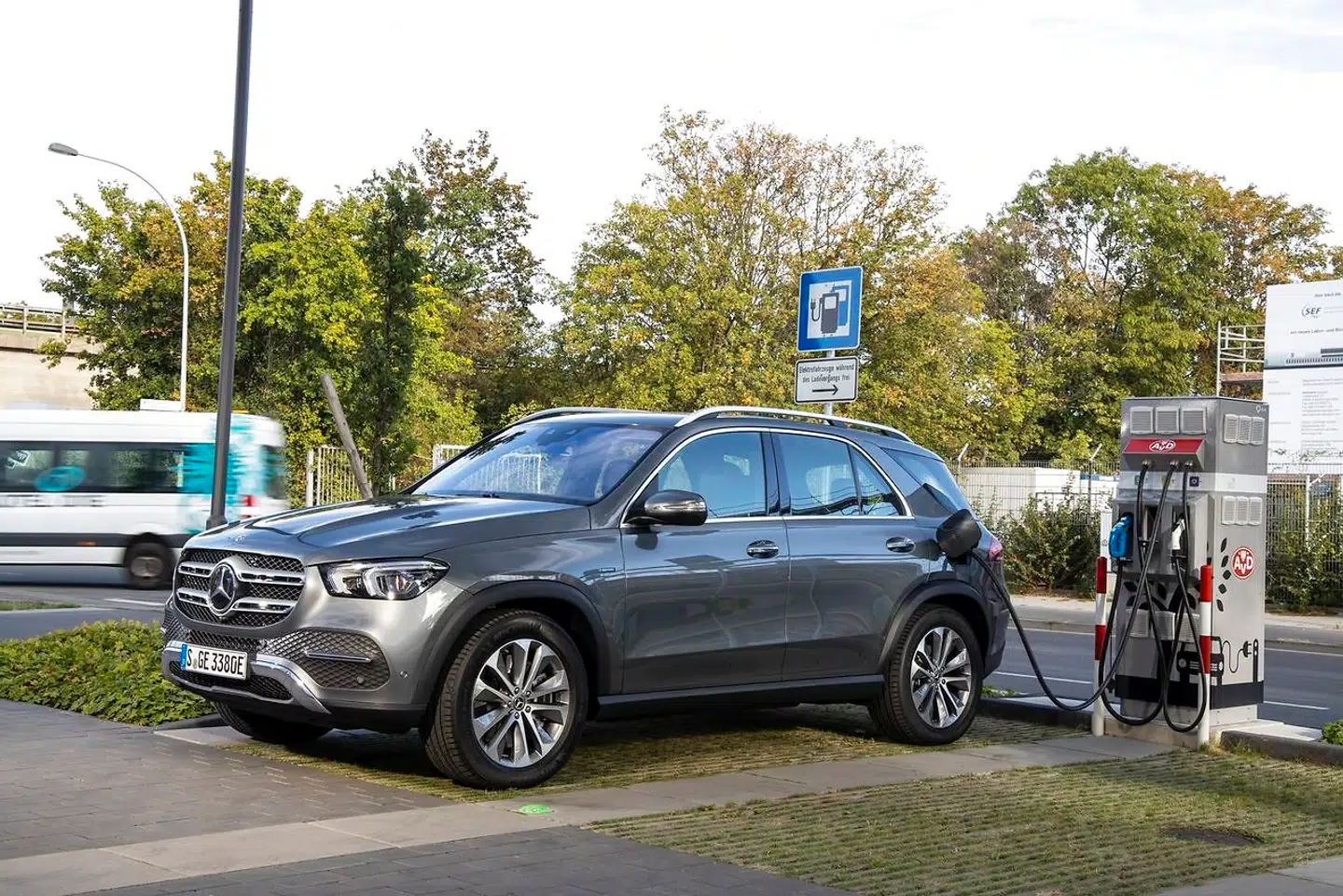 Mercedes GLE 350de er en plug-in hybrid, der kan oplades fra elnettet og køre op til 100 km på ren el. Elmotor og batteri er større i plug-in hybrider, og de er både dyrere og tungere. Men er strømmen fra ladestanderen grøn, kan de levere emissionsfri kørsel som en elbil, og Mercedes dieselhybrid her kan samtidig levere fremragende brændstoføkonomi på lande- og motorvej.