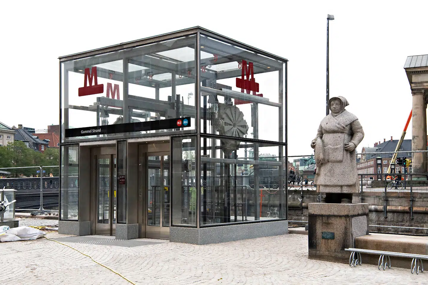 Den måde, elevatortårnet ved Gammel Strand spejler fiskerkoneskulpturens sokkel på, er i sig selv et stykke raffineret bykunst.