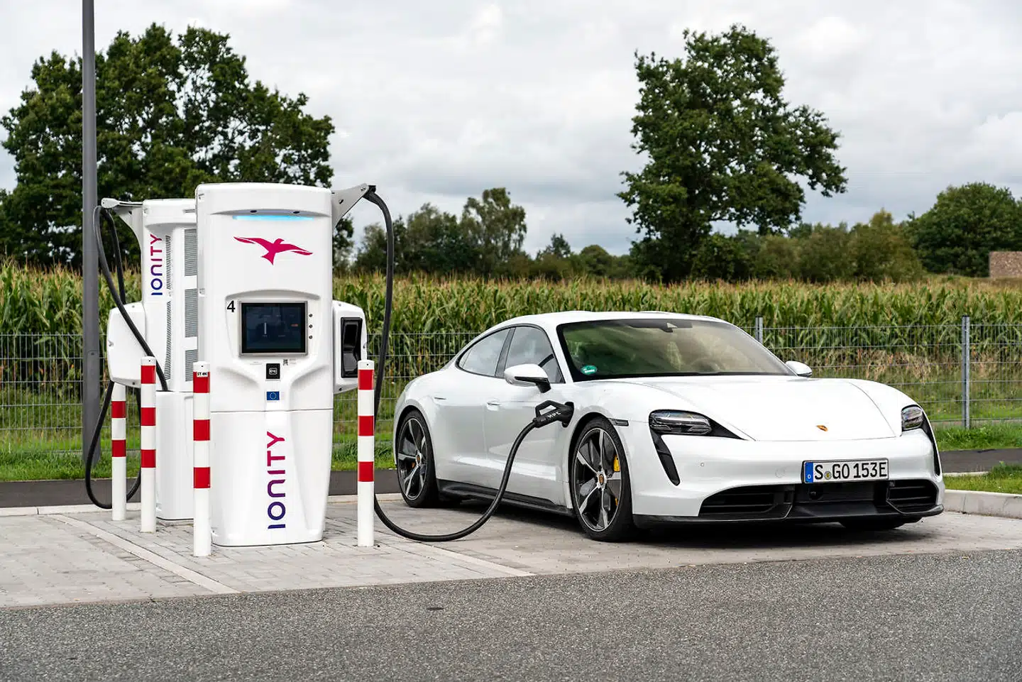 Taycan kan i princippet lade med helt op til 270 kW på en Ionity-hurtiglader. Men med halvt batteri lader den kun med omkring 140 kW, og så får du omkring 180 km ekstra realistisk rækkevidde på 20 minutter.
