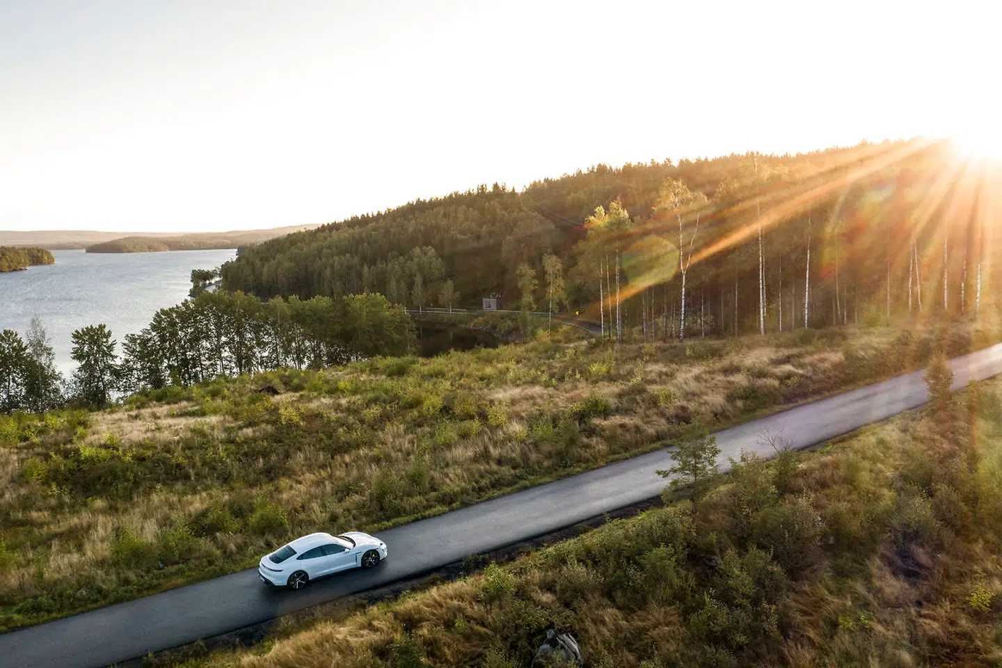 De små svenske veje er perfekte at teste bilens køredynamik på. Den har et lavere tyngdepunkt end en 911er, og firehjulstrækket griber i asfalten, som en skræmt kat griber i et dybt gulvtæppe. Så jo – køredynamisk er den en Porsche.