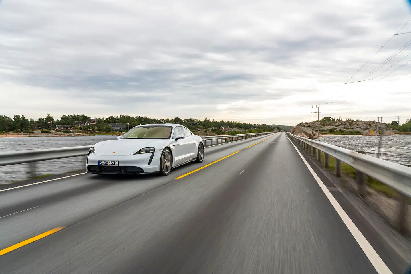 Den er omtrent så lydløs som enhver anden elbil. Men i Sport Plus-indstillingen hælder den en kunstig gasturbineagtig lyd ind i kabinen. Det lyder akavet men fungerer forrygende.